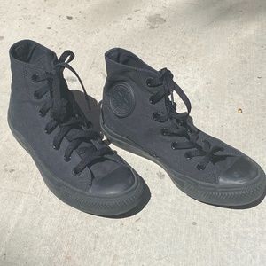 Great Condition Black on Black Converse! 🖤